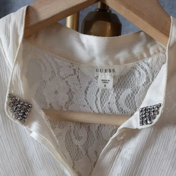 GUESS Off-White Crinkle Chiffon Sleeveless Blouse Small Lace Rhinestone Pockets - Picture 4 of 8